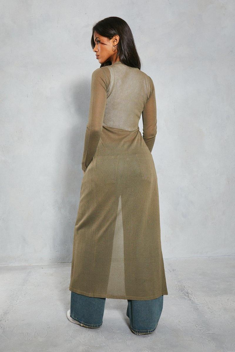 Чиста деталізація кнопки в’язаних максі кардиган