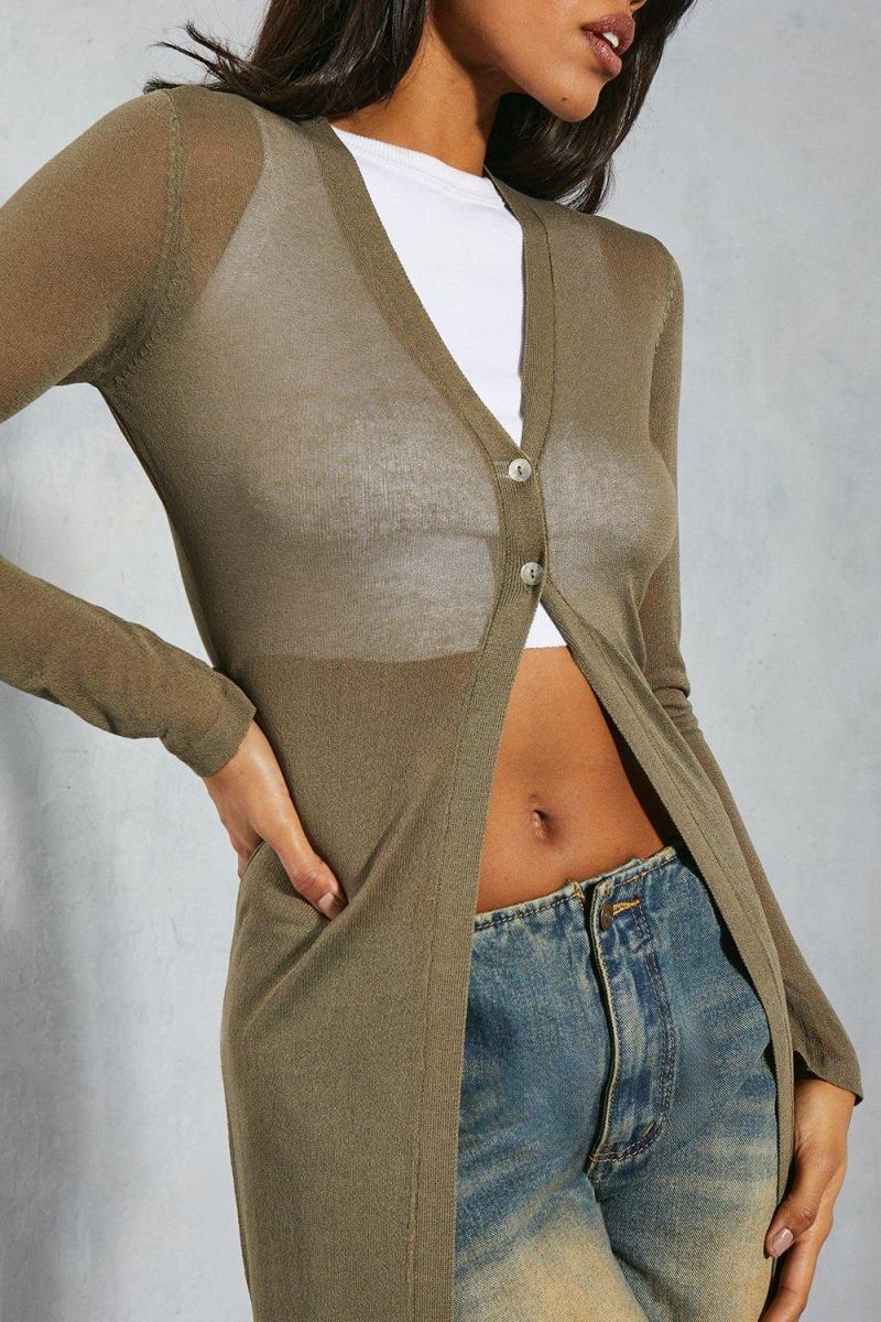 Чиста деталізація кнопки в’язаних максі кардиган