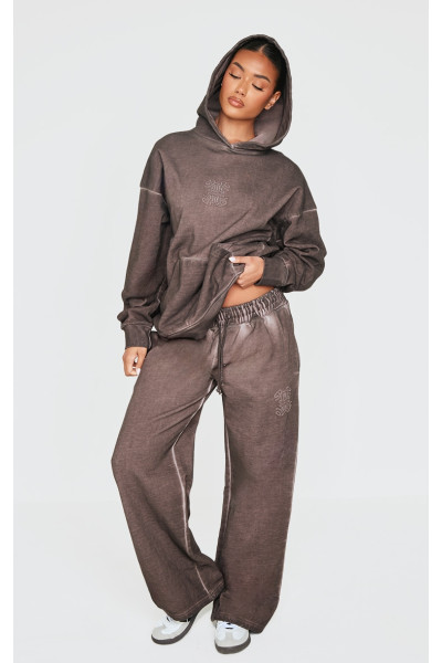 Широкі джоггери PRETTYLITTLETHING коричневого кольору з тисненням преміум-класу