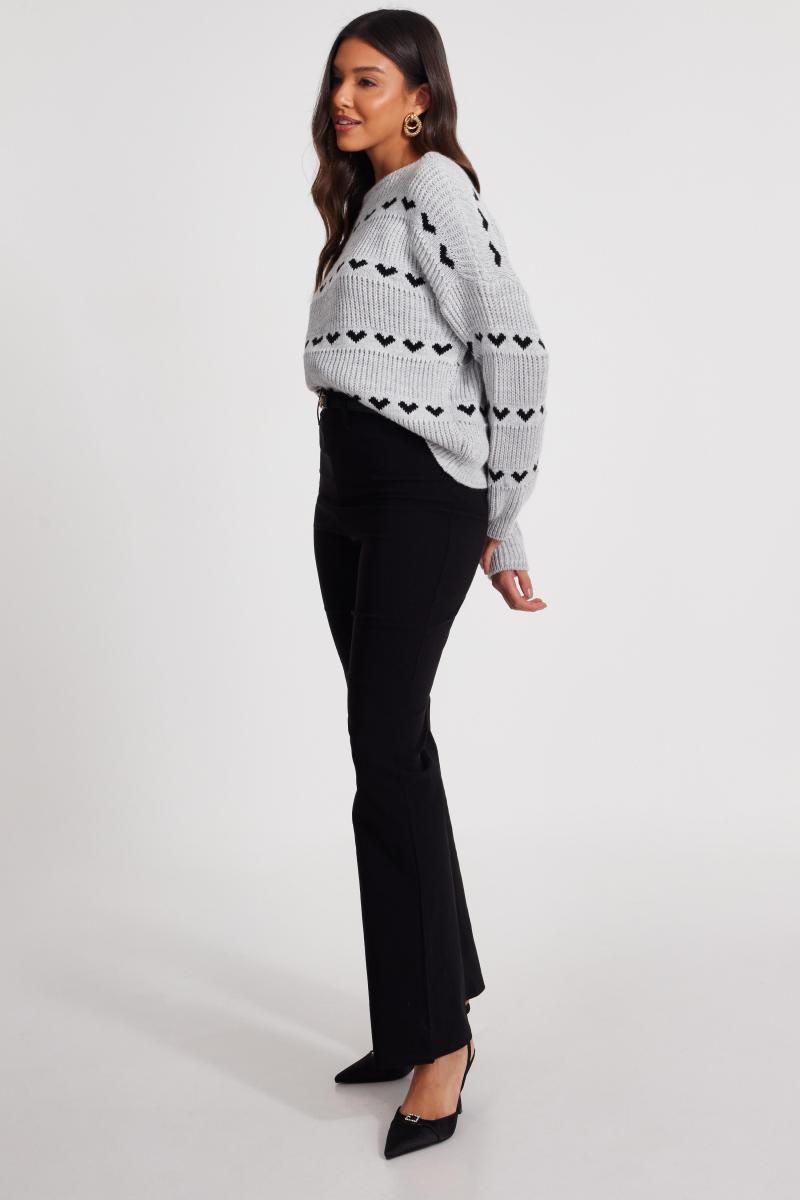 Сірий в'язаний сердечний джемпер