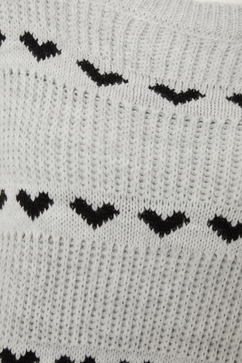 Сірий в'язаний сердечний джемпер