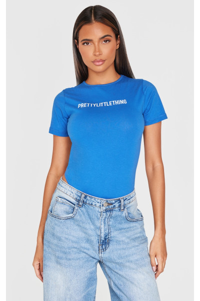 Боді PRETTYLITTLETHING із синім логотипом і короткими рукавами