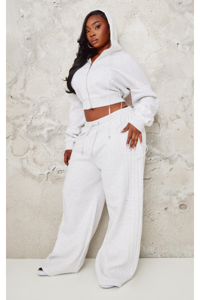 Плюс сірі кросівки з широкими штанинами