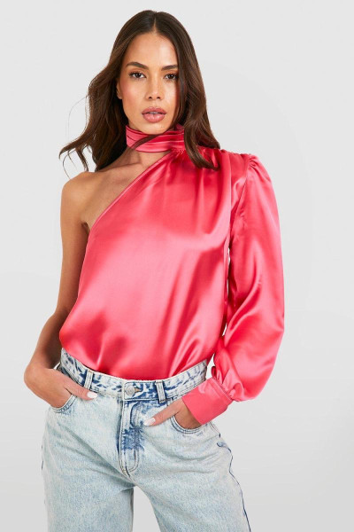 Атласна блузка з горловиною на одне плече